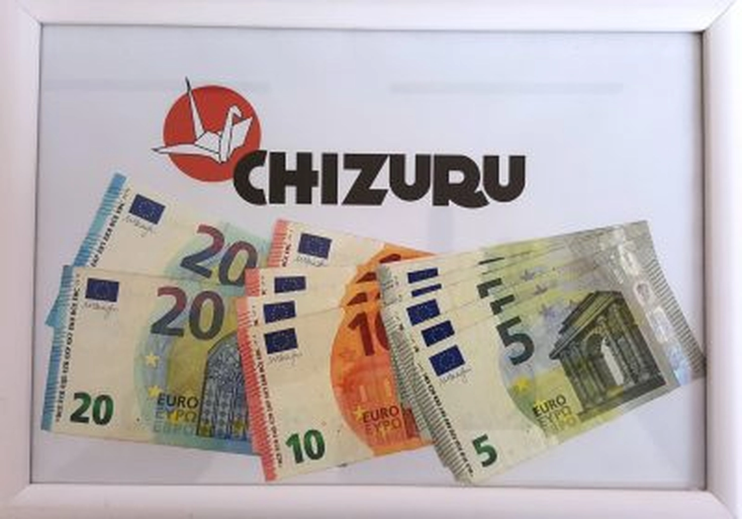 Tierschutzorganisation Arche 90 e.V. - Eine gerahmte Dankeskarte mit dem Text „CHIZURU Dortmund“ und einem roten Kranich-Logo, umgeben von verstreuten Euro-Banknoten im Wert von 5, 10 und 20 Euro.