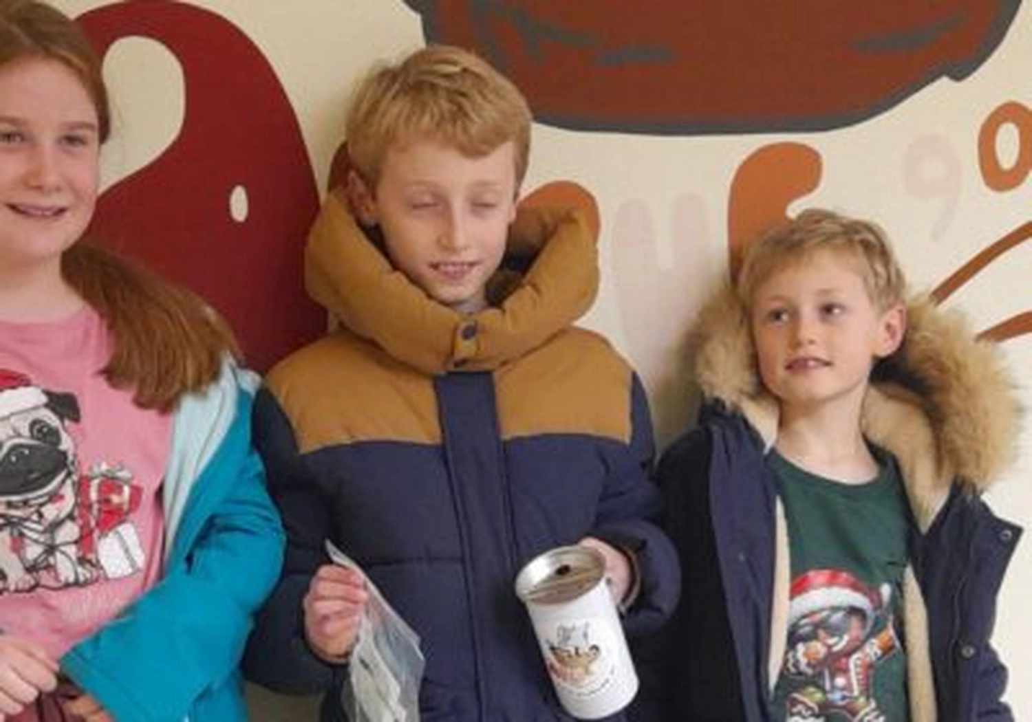 Tierschutzorganisation Arche 90 e.V. - Drei Kinder stehen bei einer Spendenaktion zusammen.