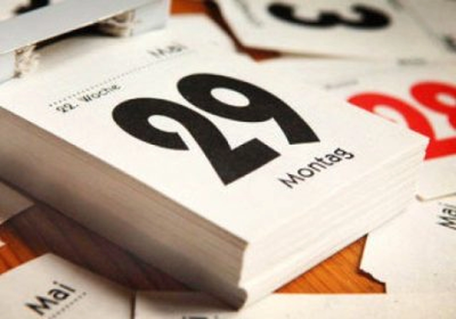 Tierschutzorganisation Arche 90 e.V. - Eine Nahaufnahme mit geringer Schärfentiefe eines Papierkalenders, die die Zahl „29“ auf einem Montagsblatt fokussiert.