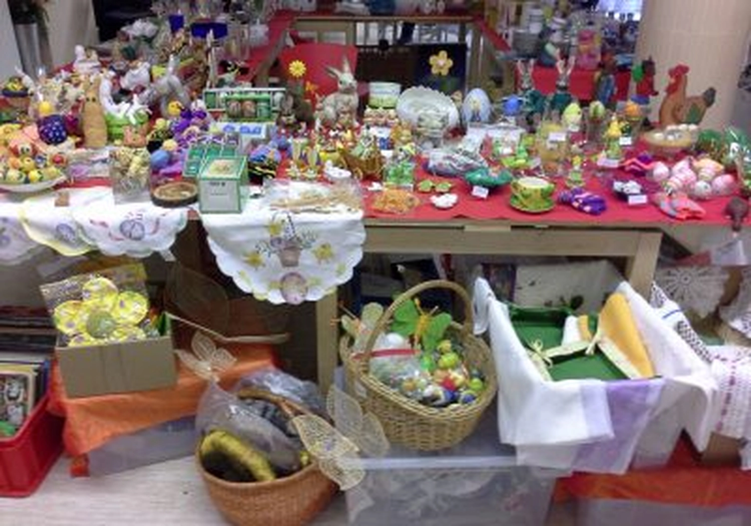 Tierschutzorganisation Arche 90 e.V. - Ein vollbesetzter Stand auf einem Frühlingsbasar mit buntem Osterbasteln, dekorierten Körben und kleinen Geschenken.